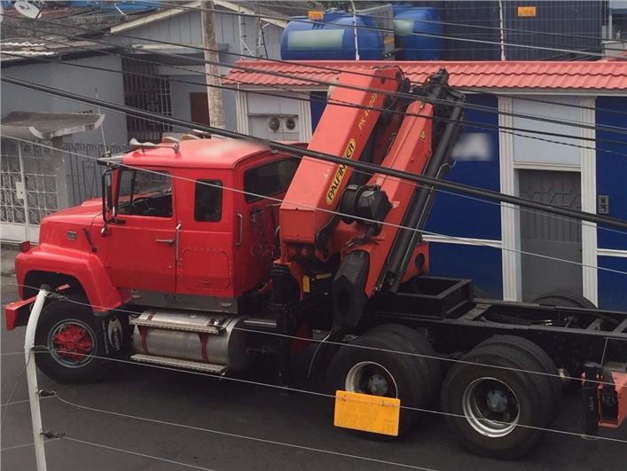 Grúas Móviles Ford GRUA PALFINGER PK 44002 MONTADA SOBRE TRAILER  (Guayaquil)