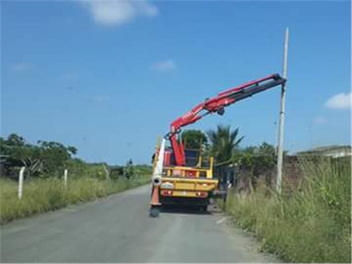 Grúas Móviles Mercedes Benz ( Brazo hidráulico 32 metros) (Machala)