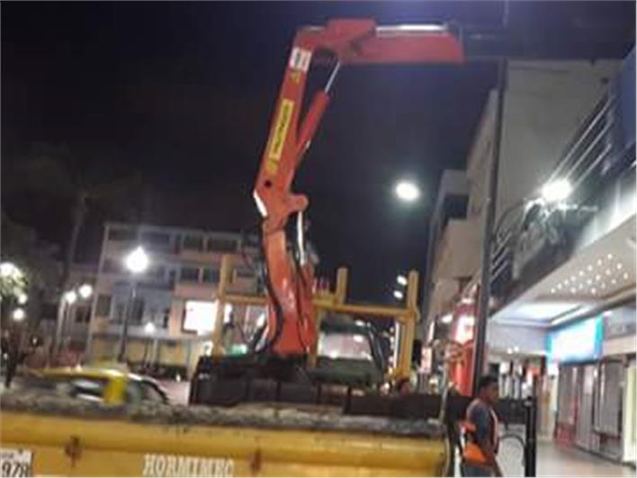 Grúas Móviles Mercedes Benz ( Brazo hidráulico 32 metros) (Machala)