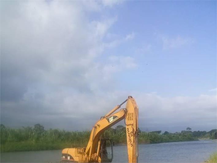 Excavadoras Caterpillar 320DL (Balao Grande)