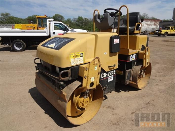 Rodillo doble tambor Caterpillar CB-224E 4 Toneladas (Portoviejo)