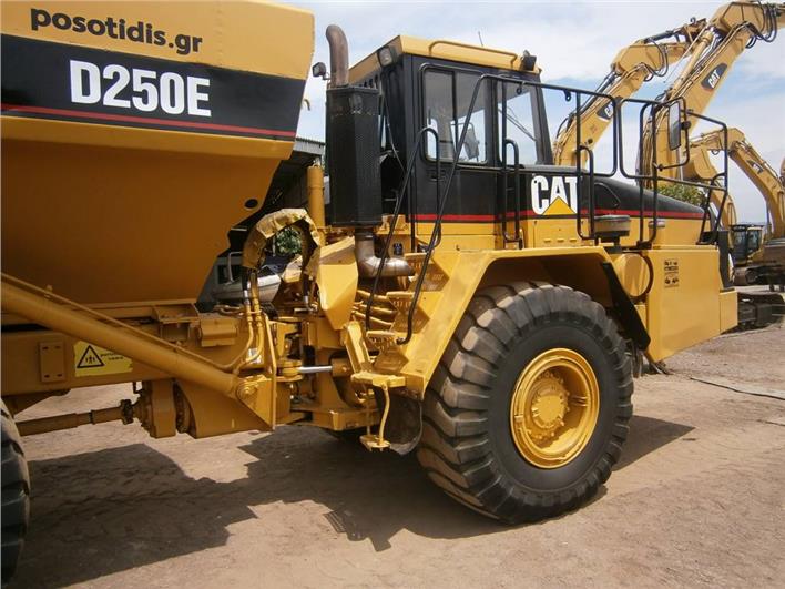 Dumpers Caterpillar D250E (Guayaquil)