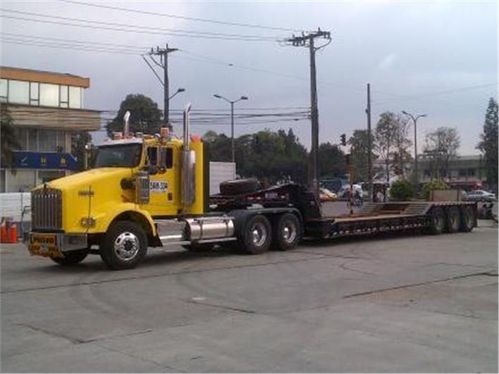 Remolques cama baja Kenworth T800 (Santo Domingo)