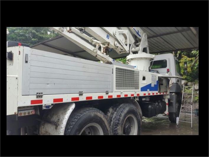 Bombas de hormigón Mercedes Benz PLUMA AXOR 4140 K /33 (Quito)