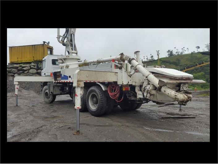 Bombas de hormigón Mercedes Benz PLUMA AXOR 4140 K /33 (Quito)