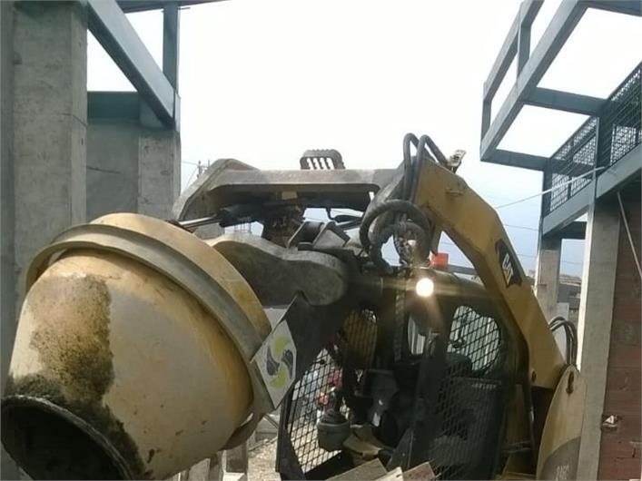 Accesorios - Concreteras Caterpillar Minicargador con concretera (Guayaquil)