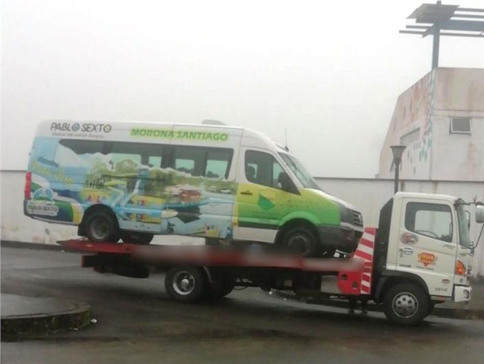Plataformas Hino Autocargable (Ambato)