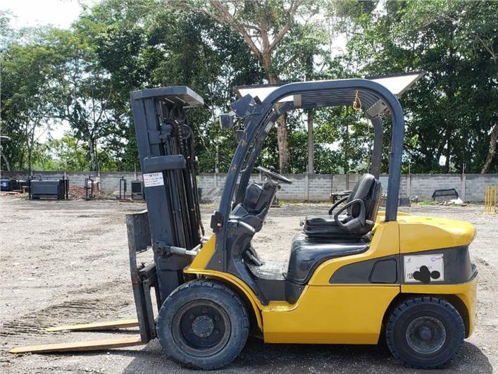 Montacargas Caterpillar 3 toneladas a diesel (Coca)