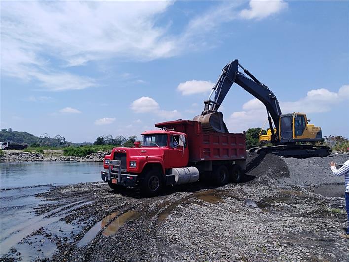 Volquetas Mack 12 m3 (Esmeraldas)