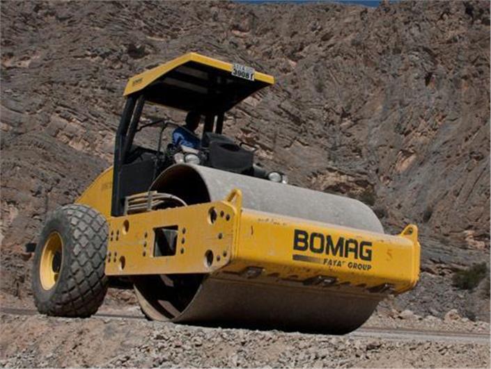 Rodillo Liso doble tambor BOMAG BW211-D4 (Quito)