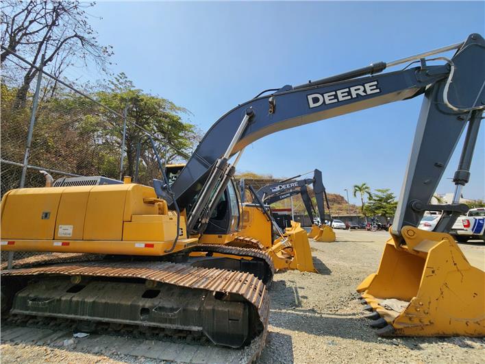 Excavadoras John Deere 210G (Guayaquil)
