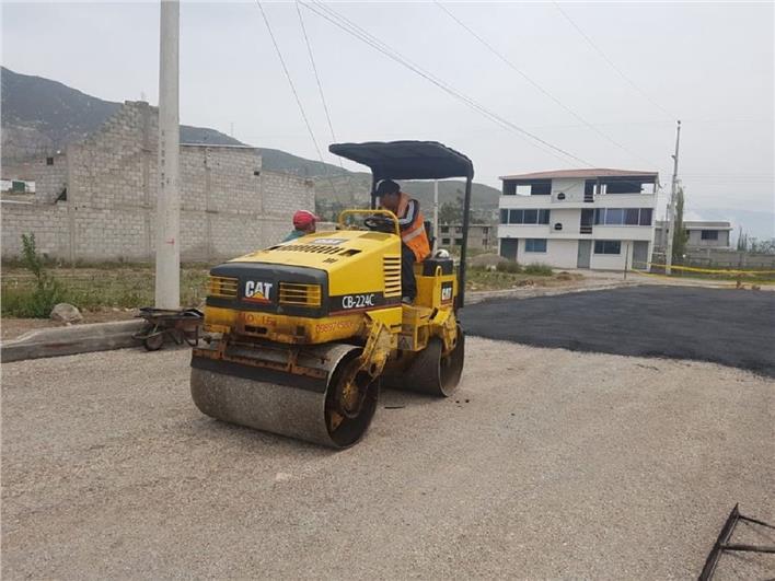 Rodillo Liso doble tambor Caterpillar CB224-C  2.5 TON (Quito)