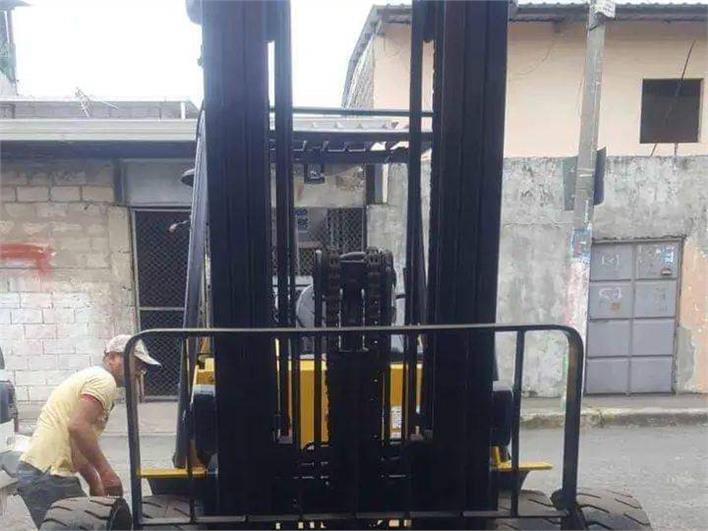 Montacargas Caterpillar 4 ton (Guayaquil)