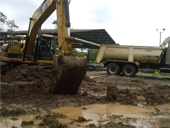 Volquetas Mack GU813E de 12m3 (Quito)