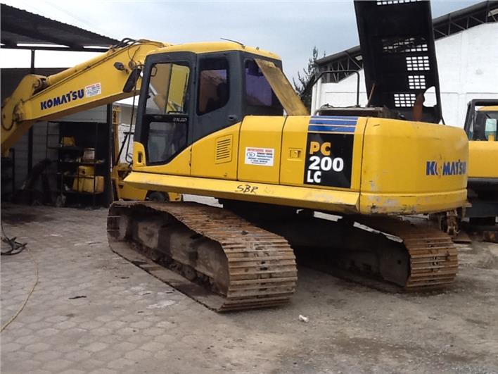 Excavadoras Komatsu PC 200 (Quito)