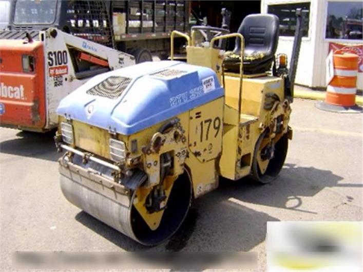 Rodillo doble tambor Caterpillar CB214B (Quito)