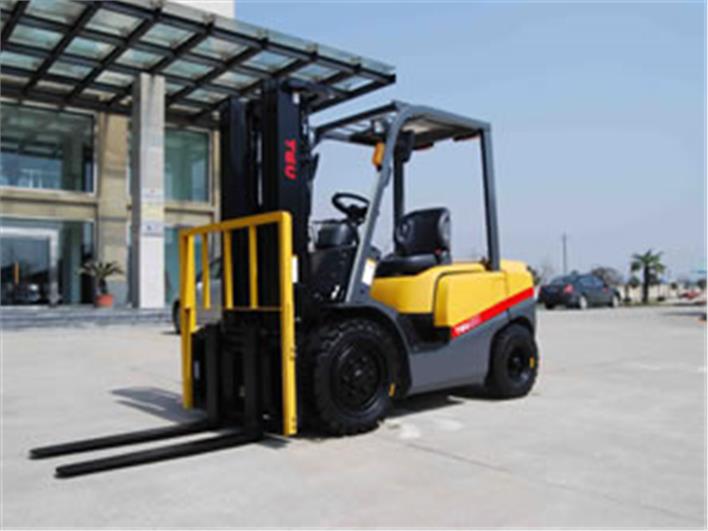 Montacargas TCM TEU FHG30T3 (Manta)