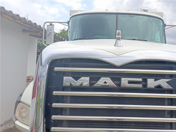 Volquetas Mack GU 813E (Cayambe)