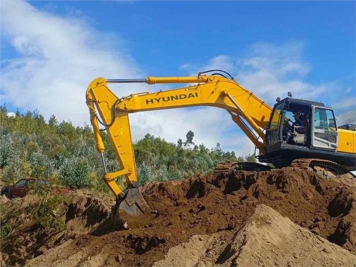 Excavadoras Hyundai R360LC , DE 36 TONELADAS,TRABAJANDO,COMPLETAMENTE OPERATIVA, CUCHARON REFORZADO DE 2M3. CONTACTO 0994438375 (Quito)