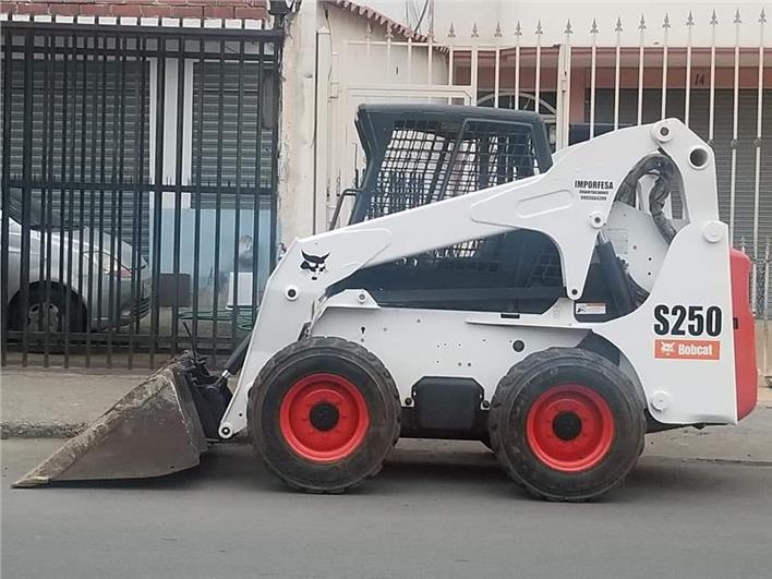 Minicargadores Bobcat S250  (Cuenca)